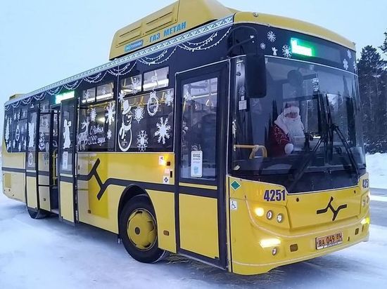 Дед Мороз сел за руль «волшебного» автобуса в Ноябрьске