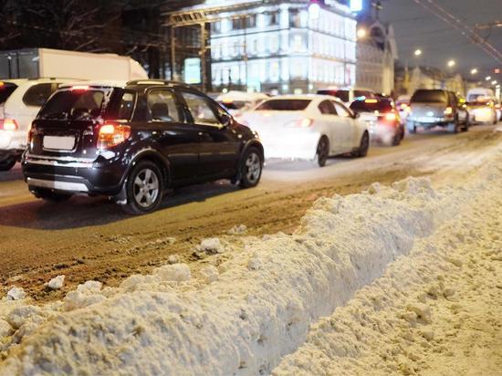 Снег и предновогодняя суета поставила Петербург в 10-балльные пробки