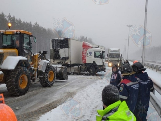 Спасатели помогли пострадавшим в ДТП в Ленобласти