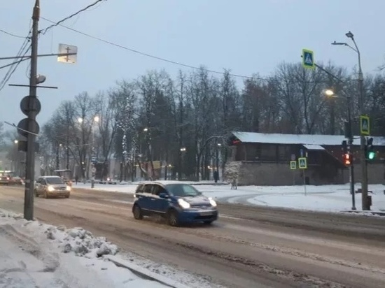 Светофор заработал на восстановленном пешеходном переходе в Пскове