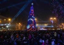 На центральной площади имени Ленина в Донецке торжественно открылась главная новогодняя ёлка республики