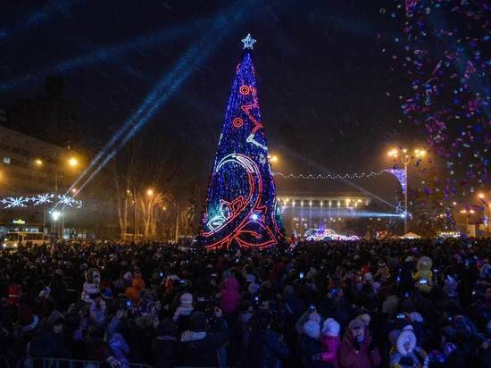 В центре столицы ДНР открылась Ёлка – 2022: ФОТО