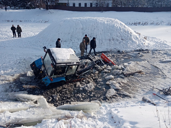 В рязанском посёлке Елатьма трактор утонул во время расчистки пруда