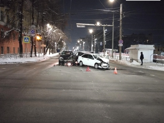 В Кирове столкнулись три авто: Сан Енг», «Лада Гранта» и «Лексус»