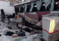 Пять человек, в том числе, три ребенка пострадали в результате столкновения пассажирского автобуса и грузового поезда в Алтайском крае