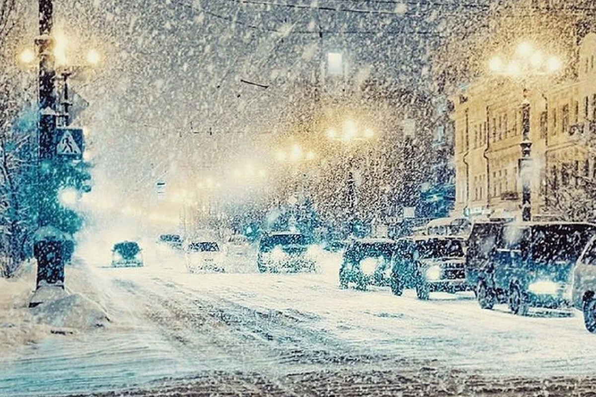 Москвичам порекомендовали не пользоваться личным транспортом из-за продолжающегося снегопада