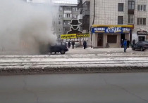 В Барнауле днем 25 декабря во время движения загорелся автомобиль