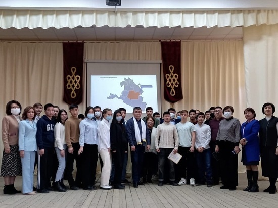 В Калмыкии учащиеся колледжа получили премию муниципалитета