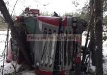 Сегодня, 25 декабря около 10:25 на 109 км автодороги Р255 «Сибирь», произошло столкновение двух встречных автомобилей: на подъезде к Томску в аварию gопали Lada Largus и грузовик Scania.