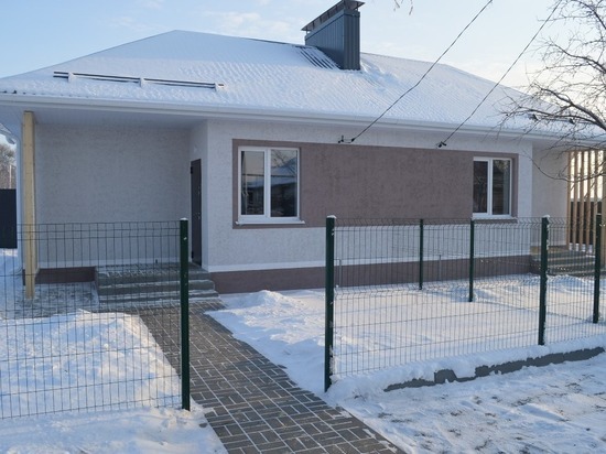 В Белгородской области двум детям-сиротам вручили ключи от собственных квартир