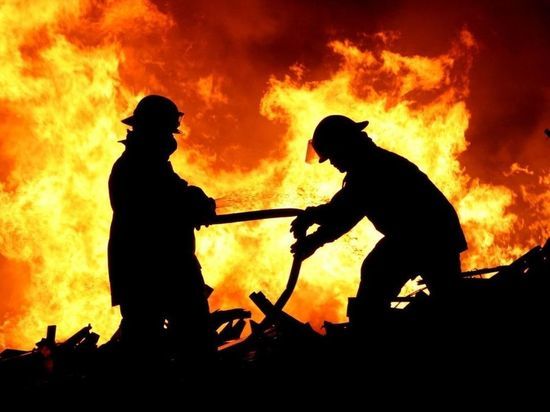 В Васильково потушили пожар в ангаре с картоном