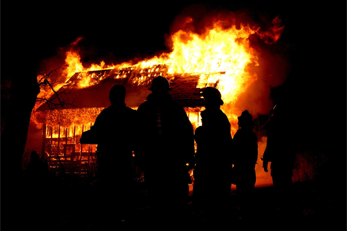 Под огнем. Пожар в Ломоносовском районе. Burning Barn. Черкассы под огнём.