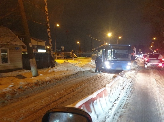 Автобус перегородил выезд из Твери на Бежецкое шоссе