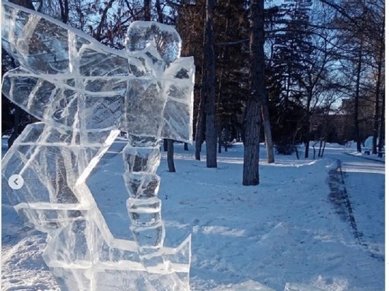 В Омске вандалы сломали  скульптуру стрекозы изо льда