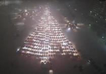 В Красноярске на улице Алексеева, 34 более 400 машин выстроились в Новогоднюю елку