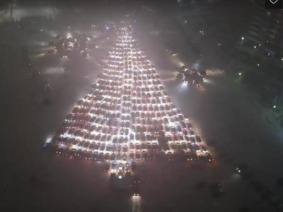 Водители в Красноярске создали елку более чем из 300 машин под Новый год