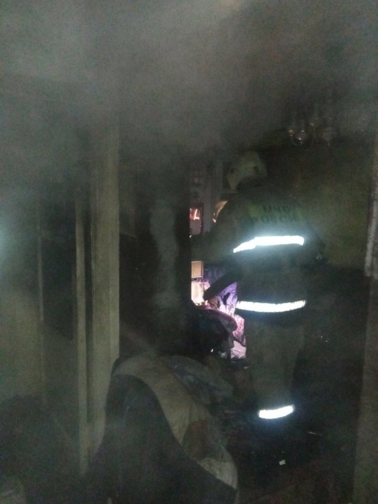 В Омске в пожаре выгорела однокомнатная квартира в жилом доме