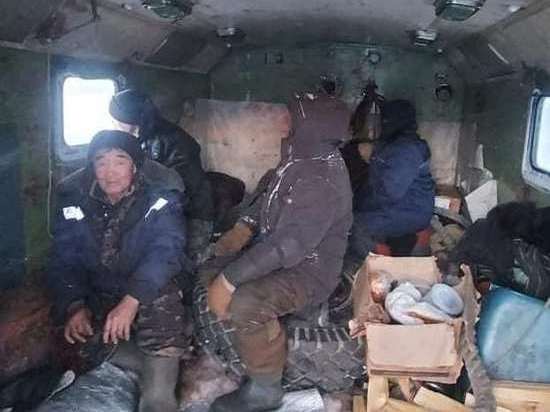 Застрявшие на автозимнике жители села в Якутии вернулись домой