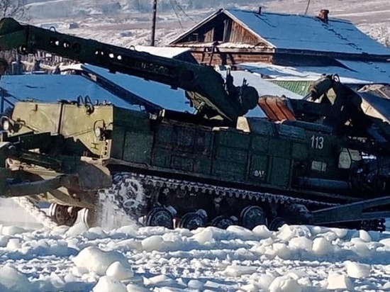 Военные помогают убирать наледь в Сретенском районе Забайкалья