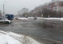 В Барнауле в районе дома на ул. Шукшина,19 произошла коммунальная авария, в результате которой улица оказалась затоплена водой