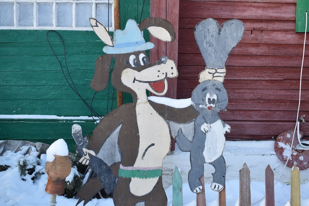 Дед Мороз и Шарик из Простаквашино: украшения двора в рязанском селе