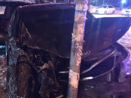 В Пензе во время ночного ДТП иномарка въехала в столб