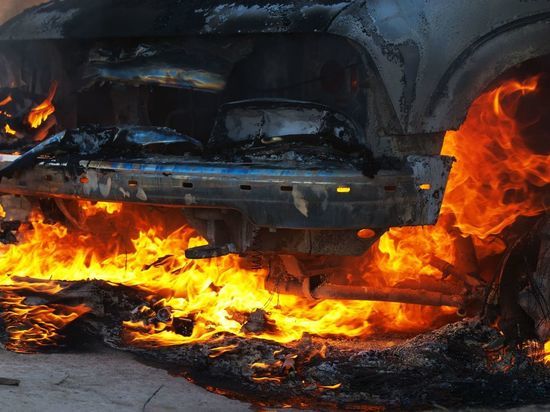 Автомобиль Renault сгорел на улице Докука в Калининграде