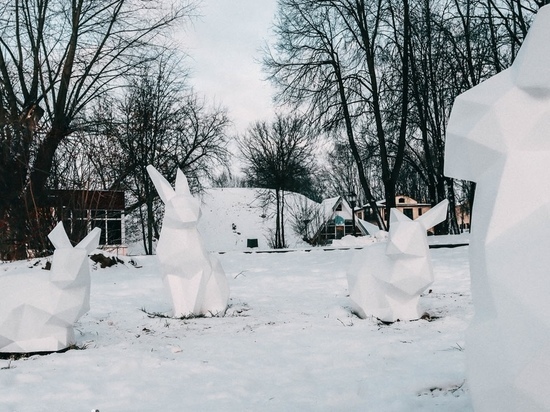 В центре Смоленска установлены фигуры белых бегемотов и кроликов в сквере за «Октябрем»