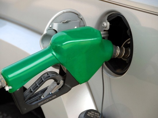 Экономист не исключил подорожания бензина до 100 рублей за литр