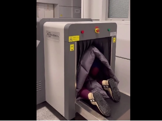 Лолита рассмешила россиян попыткой залезть в интроскоп в аэропорту