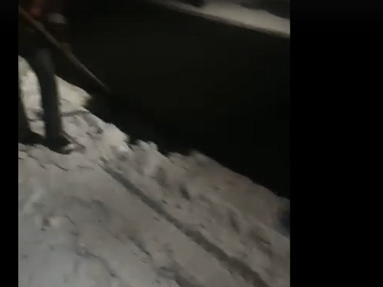 В Рязанской области сняли на видео укладку асфальта в снег