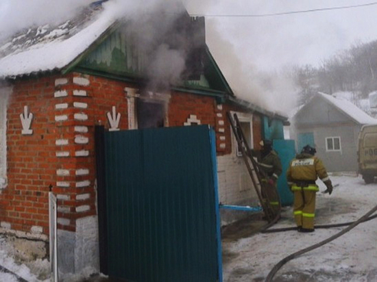 В Бобровском районе Воронежской области чуть не сгорел жилой дом