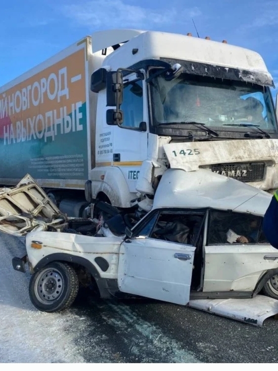 Под Саратовом в ДТП погибли трое: спасатели вырезали тела из покорёженного авто