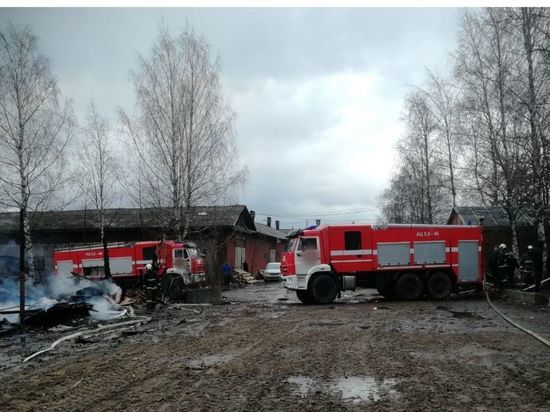Пожарные потушили горящий дом в Кингисеппском районе