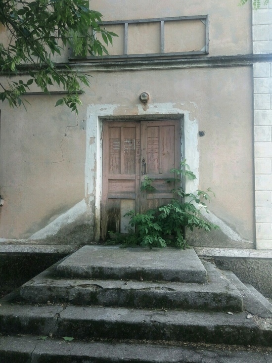 Жители многоквартирного дома в Симферополе просят ускорить ремонт их дома