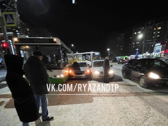 На улице Новосёлов в Рязани автобус попал в массовое ДТП