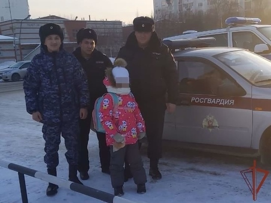 В Омске росгвардейцы нашли заблудившуюся во дворах восьмилетнюю девочку