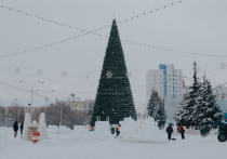На площади Сахарова в Барнауле завершили строительство новогоднего городка