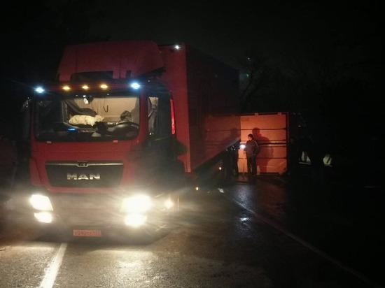 Фура «Магнит» потеряла прицеп в дорожной аварии на трассе «Джубга–Сочи»