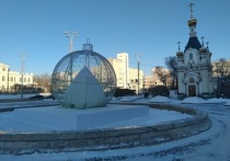 В Екатеринбурге на фонтане «Каменный цветок» установили новогоднюю елочную игрушку