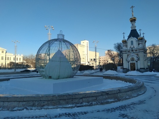 В Екатеринбурге на фонтане установили огромную елочную игрушку