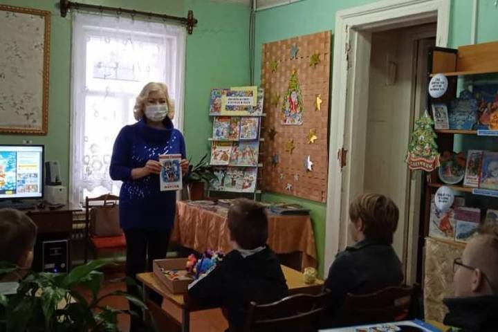 Необычные подарки получили самые читающие школьники в Мантурово к Новому году
