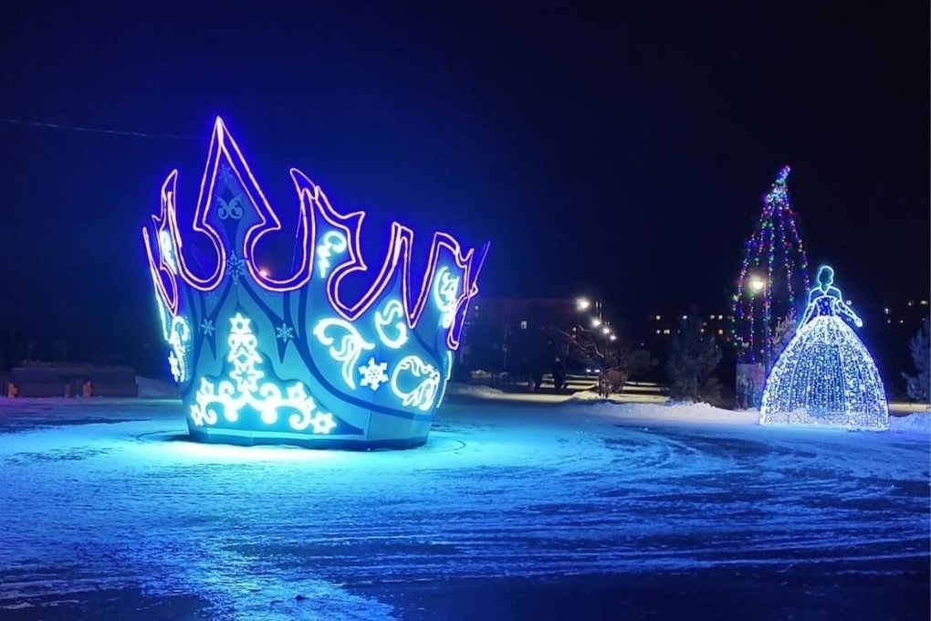 Новогодний омск куда сходить. Ледовый городок Омск 2022. Ледовый городок Омск 2022 год. Елка в Омске 2022. Омск новый год 2022.