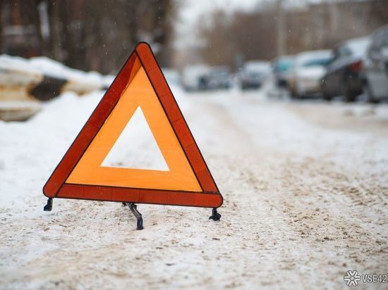 ДТП посреди оживленного проезда случилось в Кемерове