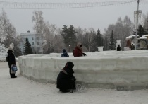 В Барнауле неизвестные украли два прожектора из ледяного лабиринта на площади Сахарова
