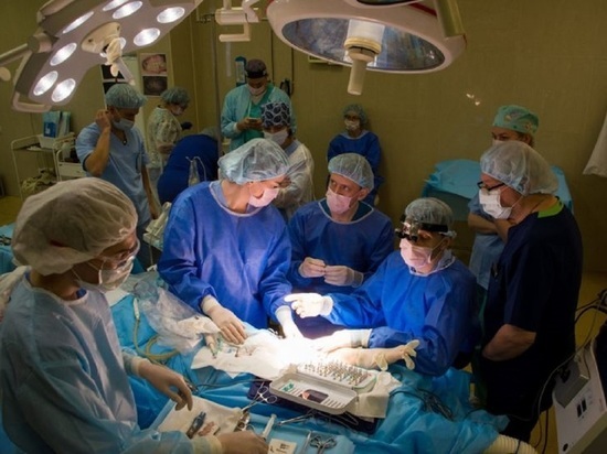 Уникальную операцию по удалению опухоли и восстановлению челюсти провели свердловские врачи