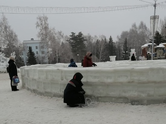Хулиганы украли прожекторы из ледяного лабиринта в Барнауле