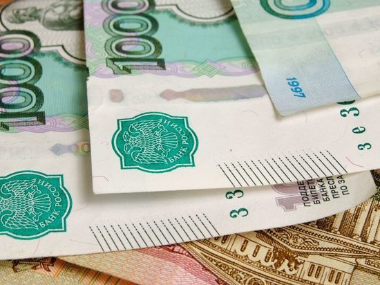Выплаты борющимся с COVID-19 врачам продлили на год