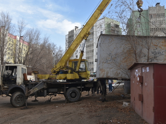 В Астрахани гаражи увозят на штрафстоянку