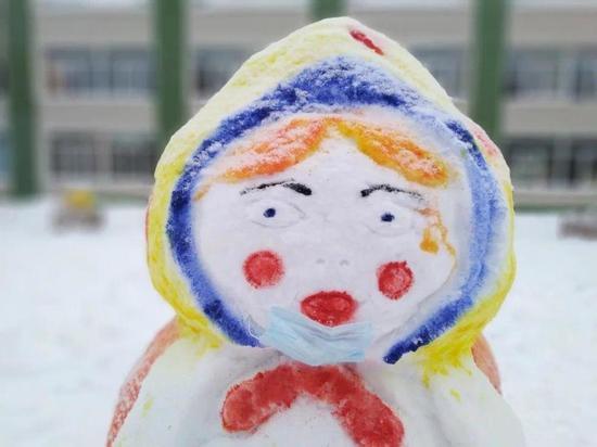 Снегурочку-матрешку в защитной маске слепили дети в Новосибирске